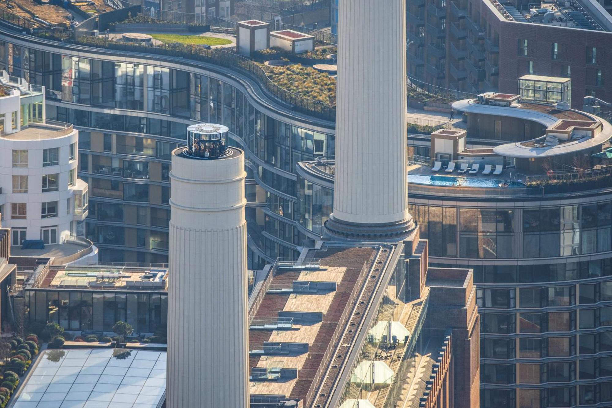 Art'Otel London Battersea Power Station, Powered By Radisson Hotels Exterior foto The 100m high chimney of the power plant