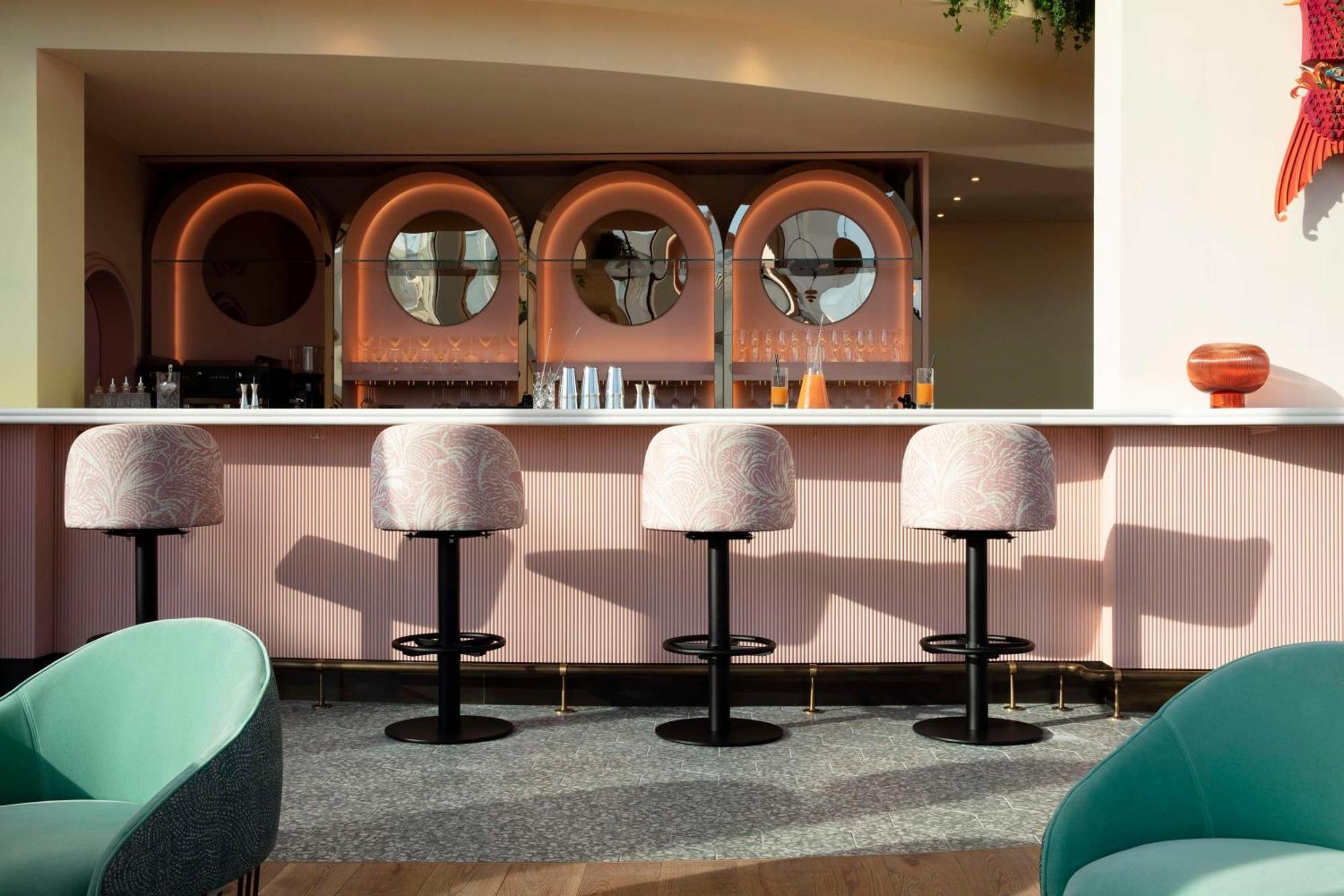 Art'Otel London Battersea Power Station, Powered By Radisson Hotels Exterior foto The bar at the 1900