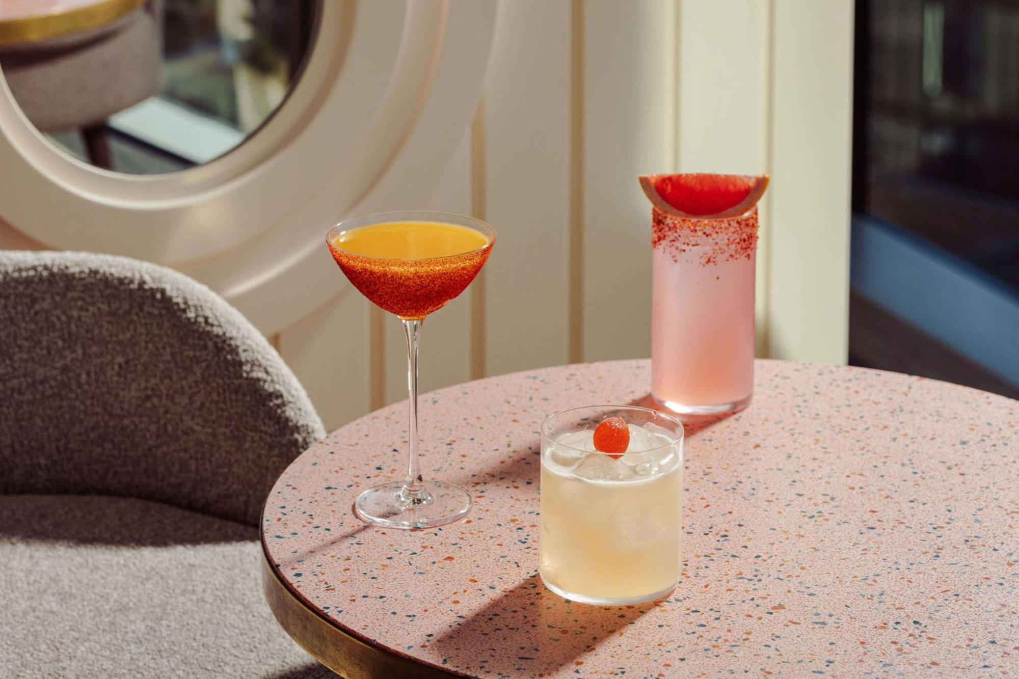 Art'Otel London Battersea Power Station, Powered By Radisson Hotels Exterior foto Cocktails at the bar